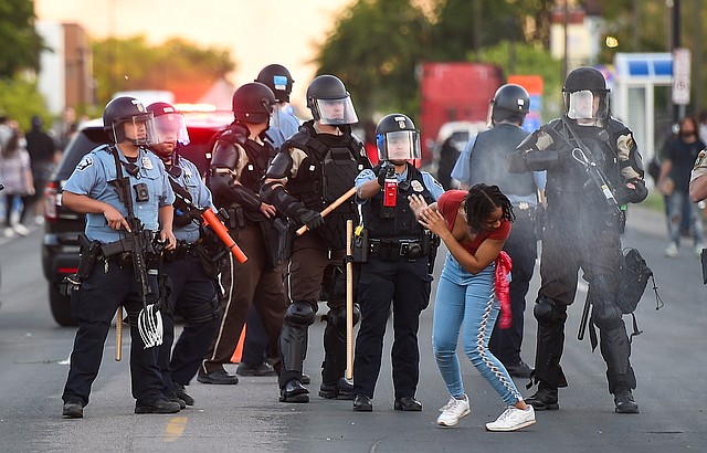 PROTESTAS. Una manifestante reacciona después de ser rociada con gas pimienta por agentes de la policía de Minneapolis, el 30 de mayo de 2020. | Foto:Efe/Craig Lassig.