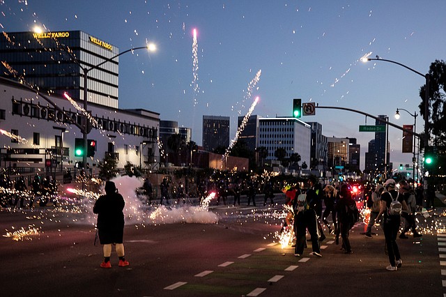REACCIÓN. El toque de queda no evitó las manifestaciones en Beverly Hills, California, el 30 de mayo de 2020. | Foto: Efe/Etienne Laurent.