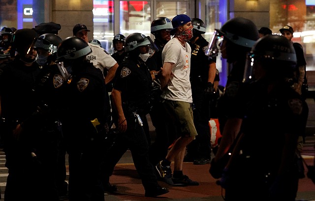 DETENCIÓN. Un manifestante es arrestado por miembros del Departamento de Policía de la ciudad de Nueva York a una cuadra de Union Square, el sábado 30 de mayo de 2020. | Foto: Efe/Jason Szenes.