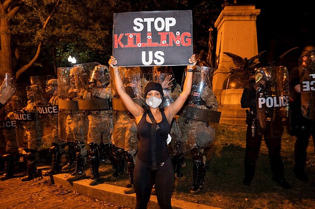 RECLAMO. Una manifestante portaba una pancarta en la que se leía “Paren de matarnos”, el sábado 30 de mayo en DC. | Foto: Efe/Jim Lo Scalzo.