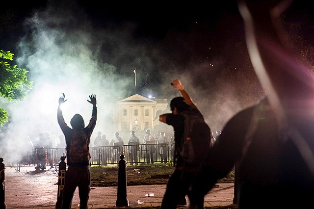 DISTURBIOS. Los manifestantes se enfrentaron a la policía frente a la Casa Blanca durante una manifestación la noche del domingo 31 de mayo de 2020. | Foto: Efe/Jim Lo Scalzo.