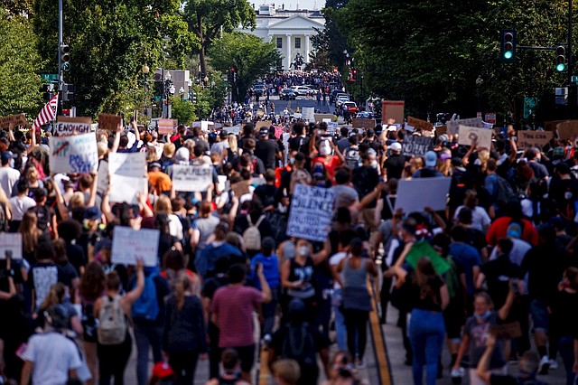 MARCHA. Los asistentes a la protesta del lunes caminaron hacia la Casa Blanca y al Capitolio. | Foto: Efe/Shawn Tew.
