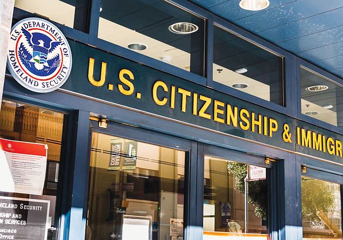 USCIS reabre con condiciones