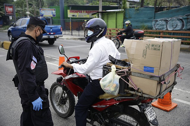 VIGILANCIA. Funcionarios de seguridad se desplegaron en El Salvador para hacer cumplir la
cuarentena. | Foto: Efe/Rodrigo Sura.