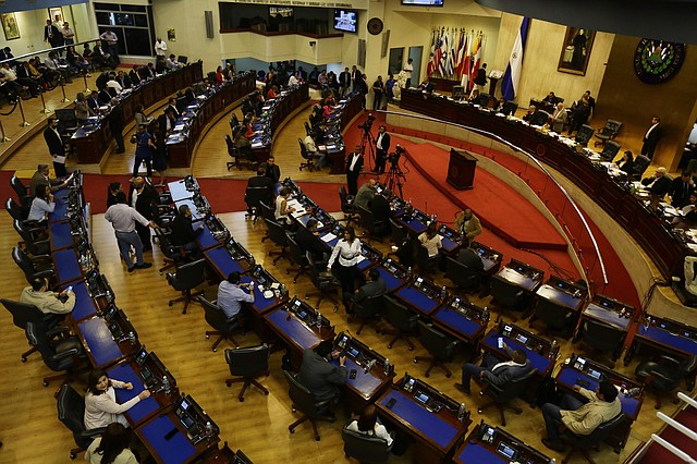 LEGISLACIÓN. La Asamblea salvadoreña desaprueba las medidas aplicadas por el gobierno
de Bukele para hacer cumplir la cuarentena. | Foto: Efe/Rodrigo Sura.