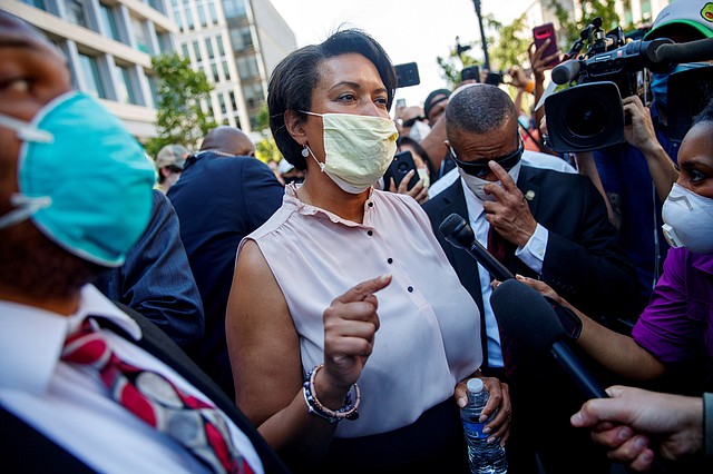 ANUNCIO. La alcaldesa Muriel Bowser informó que anoche no hubo detenidos en el Distrito. | Foto: Efe/Shaw Thew.