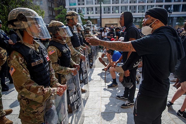 PROTESTA. Personas reunidas en protesta por la muerte de George Floyd hablaron a miembros de la Guardia Nacional de DC cerca de la Casa Blanca en Washington, el 3 de junio de 2020. | Foto: Efe/Shaw Thew.