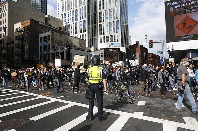 LOCAL. Los manifestantes marchan durante una manifestación como parte de la reacción continua a la muerte de George Floyd en Boston, Massachusetts, EE.UU., 07 de junio de 2020