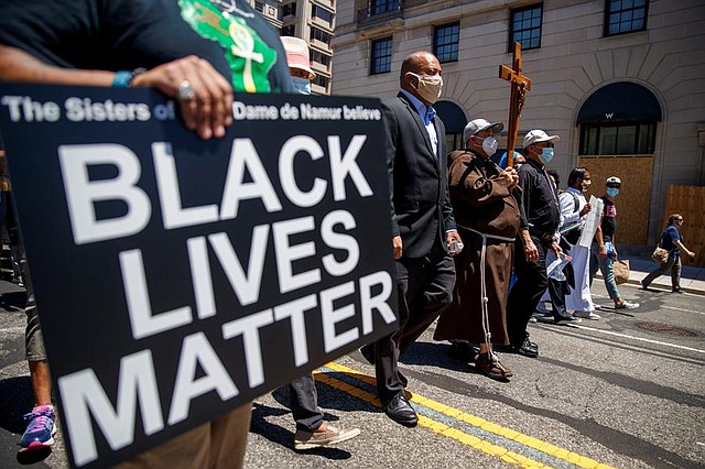 CONCENTRACIÓN. En Black Lives Matter Plaza los residentes oraron, cantaron y conversaron con los sacerdotes. | Foto: Efe/Shawn Thew.