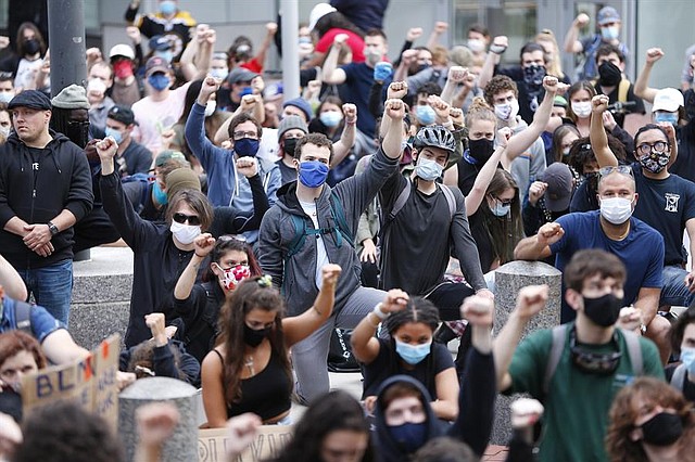 BOSTON. Los manifestantes se reúnen en un momento de silencio fuera de la Estación T de Ruggles y frente al Cuartel General de la Policía de Boston durante una manifestación como parte de la continua reacción a la muerte de George Floyd en Boston, Massachusetts, EE.UU., 07 de junio 2020
