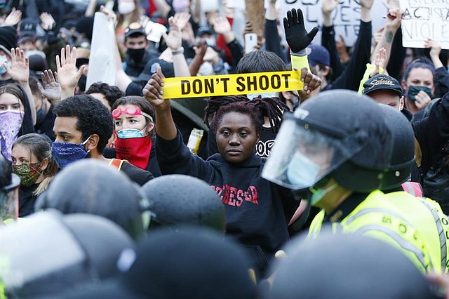 LOCAL. Manifestantes durante una manifestación por el arresto en Minnesota de George Floyd, que luego murió bajo custodia policial, en Boston, Massachusetts, EE.UU., 02 de junio 202