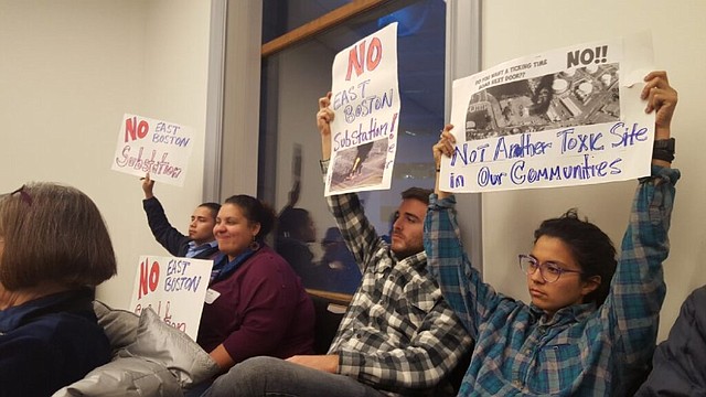 'En una reunión comunitaria en Chelsea, los miembros de la comunidad registran su desacuerdo con el plan de colocar una subestación eléctrica de alto voltaje en East Boston (Cortesía de GreenRoots)
