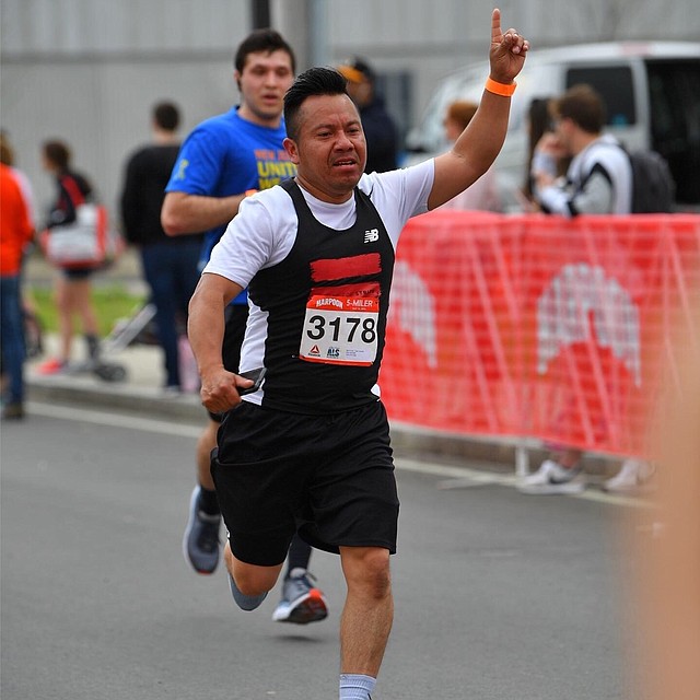 Estuardo Calel participando en un maratón