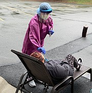 MUESTRAS. Personal médico especializado toma las muestras para las pruebas de coronavirus en el parqueadero de la iglesia donde funciona la Clínica Culmore. | foto: Cortesía Culmore Clinic