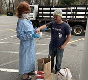 PRESIÓN. Además de tomar las pruebas de coronavirus, en la Clínica Culmore se toma la presión y la temperatura y se entrega comida una vez a la semana. | foto: Cortesía Culmore Clinic