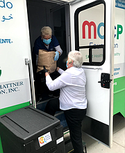 ALIMENTOS. Los buses de MCCP, que en tiempos normales reparten salud, estos días también entregan alimentos a las familias más necesitadas en Falls Church. | FOTO: Cortesía The Medical Care for Children Partnership