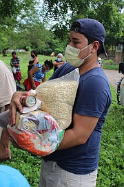 COMIDA. Desde el DMV, el Comité Monseñor Romero y el Comité Pro-Guatajiagua, Morazán, han hecho llegar comida a sus comunidades. | FOTO: Cortesía Comités