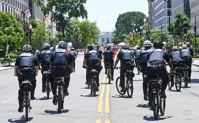 AUTORIDAD. Los policías de D.C. van en bicicleta por la calle 16 el sábado mientras las protestas pacíficas por la muerte de George Floyd comenzaron el día 16