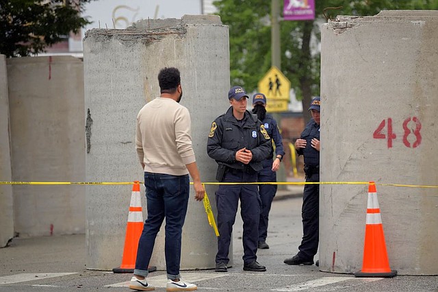 SEGURIDAD. Se instaló una barricada alrededor de la sede de la policía de Richmond. | Foto: John McDonnell / The Washington Post.