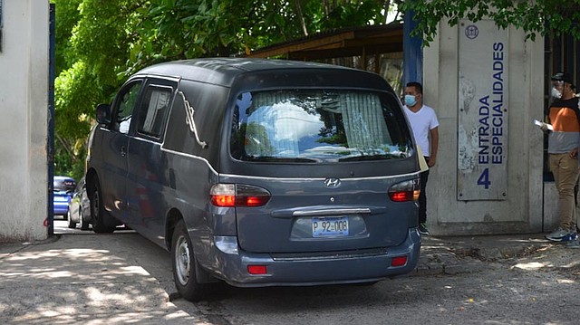 DECESOS. En el portón de la morgue del hospital Rosales había una lista con los turnos de cada fallecido. Algunos tenían varios días en espera, según comentó unos de los funerarios. | Foto EDH/ Yessica Hompanera.