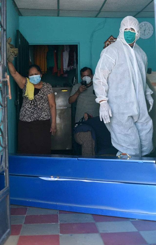 CASOS. Trabajadores de la funeraria El Salvador fueron a levantar el cuerpo de don Mauricio Castro de 69 años, en la vivienda de Soyapango, en la que falleció 24 horas antes. | Foto: EDH/ Menly Cortez.