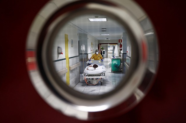 EMERGENCIA. La mayoría de las personas se recuperan por sí mismos del COVID-19, por lo
que los fármacos son aplicados a pacientes hospitalizadas críticos. | Foto: Efe/Mariscal.
