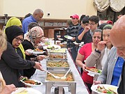 ALIMENTOS. Las carencias de los residentes de Culmore vienen de tiempo atrás y el Centro Islámico Dar Al Hijrah, aparte de otros servicios, distribuye alimentos. | FOTO: Cortesía Centro Islámico Dar Al Hijrah