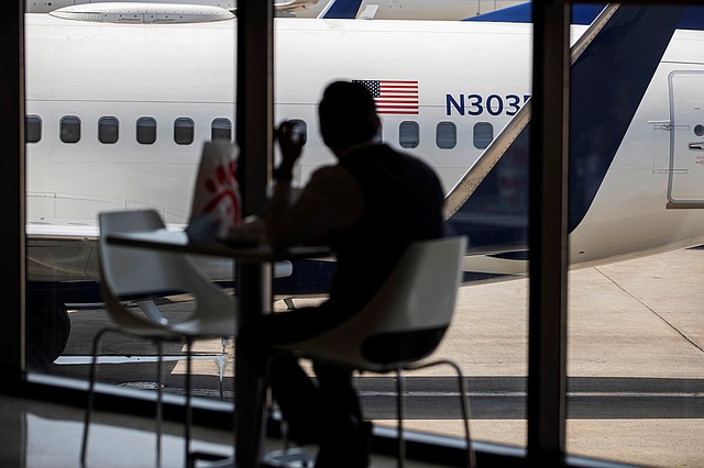 SALUD. El Aeropuerto Internacional Hartsfield-Jackson de Atlanta ha implementado una serie de pautas de salud para frenar el COVID-19. | Foto: Efe.