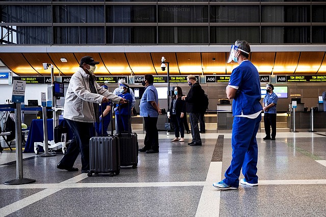 PRECAUCIÓN. Personal médico fue desplegado en la Terminal Internacional Tom Bradley en medio de la pandemia en Los Ángeles, California, el 23 de junio de 2020. | Foto: Efe.