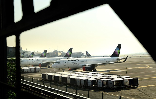 VUELOS. La recuperación de la industria aérea en América comienza con viajes locales. Los internacionales esperan por la apertura de fronteras. | Foto: EFE/Jorge Núñez.