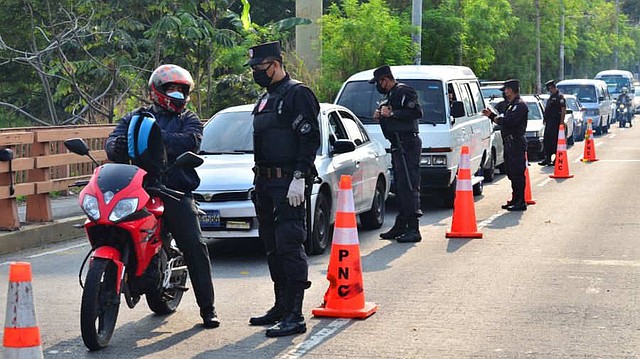 EXPOSICIÓN. Las autoridades policiales confirmaron que más de 200 policías se han contagiado del COVID 19. | Foto: EDH/Archivo