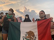DOLOR. Karen Laliberte (izq.) de padres mexicanos, y Érica Colunga Ponce se emocionan durante la vigilia del 6 de Julio. | FOTO: Milagros Meléndez