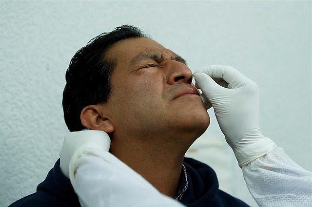 PANDEMIA.El epidemiólogo del Hospital Juárez de México, Victor Hugo Gutiérrez (fuera de cuadro), toma una muestra a un posible paciente con Covid-19, el 12 de junio de 2020, en Ciudad de México