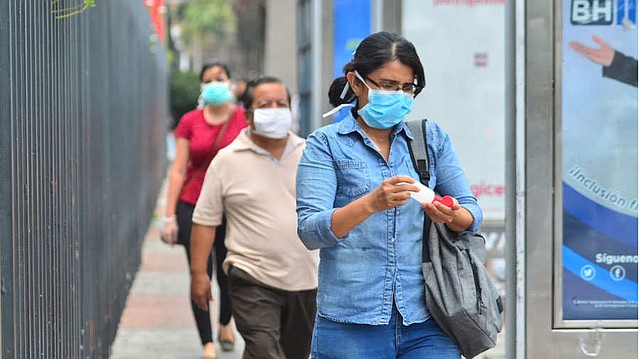 PREVENCIÓN. Salvadoreños que, además de protegerse con las mascarillas, están preparados con su alcohol gel para desinfectarse las manos. | Foto EDH/ Yessica Hompanera.