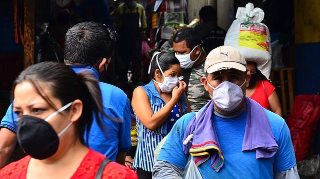 SALUD. Los especialistas en medicina recomiendan el uso de mascarilla, principalmente en lugares con aglomeración de personas. | Foto: EDH/archivo.