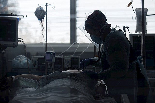 CUIDADO. En Chile se agotan las camas para los más comprometidos por el virus. | Foto: Efe.