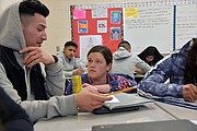 CLASES. Justo antes de la pandemia, José Humana aprendía sobre el coronavirus con su profesora Kelly Hester en la TC Williams High School. | FOTO: Marvin Joseph — The Washington Post