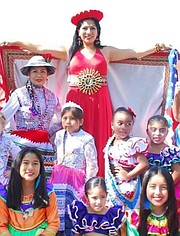RECUERDO. Estudiantes del Centro de Arte para Niños, CAN, con su maestra, la cantante Dayán Aldana, en 2019, una foto que queda para el recuerdo. | FOTO: CORT. D ALDANA