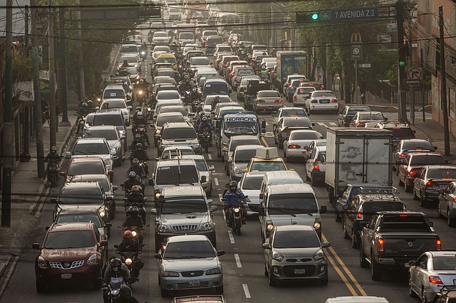 REAPERTURA. Vista de la calle Martí, una de las más transitadas de la capital de Guatemala. | Foto: Efe/ Esteban Biba.