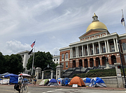 Miembros de Cosecha acampando afuera del State House. | FOTO: Sofía Hernández Carrillo - El Planeta