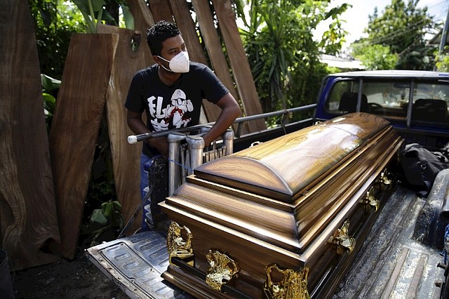 MUERTES. La demanda en la venta de ataúdes creció ante el impacto de la pandemia/EFE