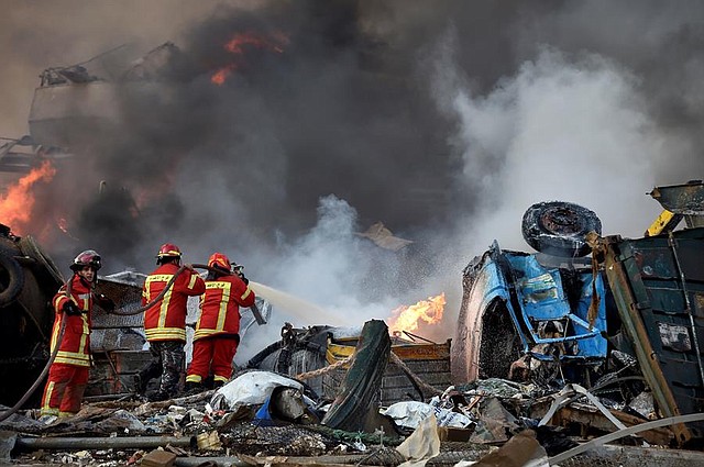 MUNDO. Los bomberos tratan de extinguir las llamas después de que una gran explosión sacudió la zona del puerto de Beirut, Líbano, el 4 de agosto de 2020
