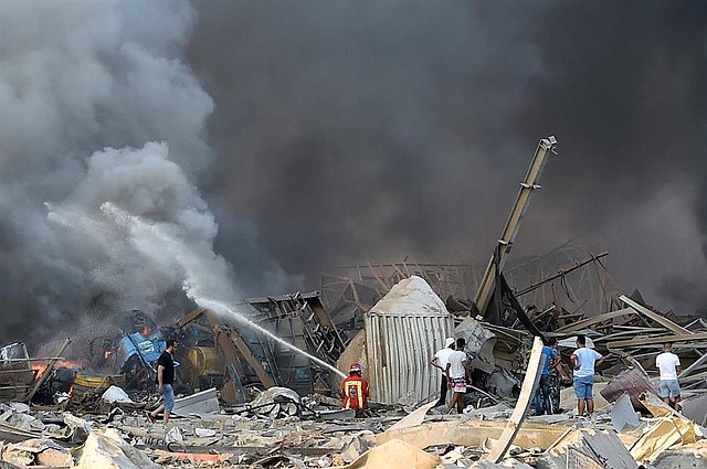 MUNDO. Los bomberos tratan de extinguir las llamas después de que una gran explosión sacudió el área del puerto de Beirut, Líbano, el 4 de agosto de 2020