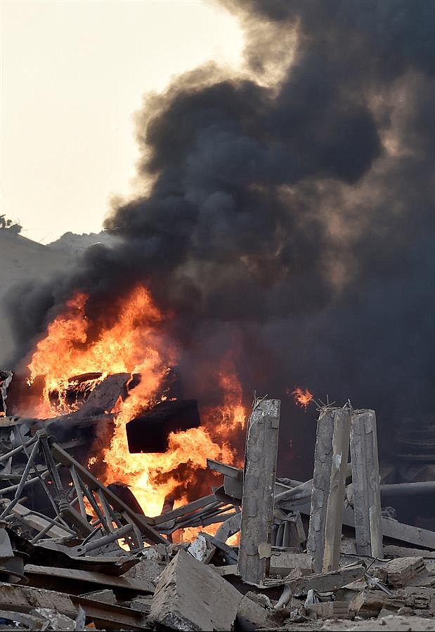 EXPLOSIÓN. Vista de un incendio tras una explosión en un almacén de la zona del puerto de Beirut, Líbano, este martes
