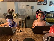 ONLINE. Los niños de la familia Calderón Vélez durante las clases escolares en abril. Esta vez se turnarán dos días en la escuela, dos días en su casa de Stafford, VA. | FOTO: Cortesía