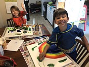 CLASES. Alicia de 4 años y Marco Mancía de 7 años ya iniciaron sus clases en julio bajo la modalidad de “homeschooling”. | FOTO: Cortesía