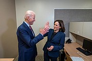 ELECCIONES. Una foto sin fecha de la campaña de Biden Harris muestra al ex Vicepresidente de los Estados Unidos y presunto candidato demócrata a la presidencia Joe Biden con la senadora de California Kamala Harris, publicada después de que la campaña anunciara que Biden había elegido a Kamala Harris como su compañera de fórmula para la vicepresidencia, (publicada el 11 de agosto de 2020)
