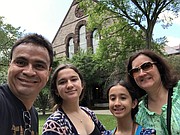 VISITA. Los esposos Escarlet Silva y Miguel Guilarte junto a sus hijas Margaret y Anabel en 2019, frente a Brown University, donde Margarat cursó un programa de la escuela Maret. | FOTO: Cortesía