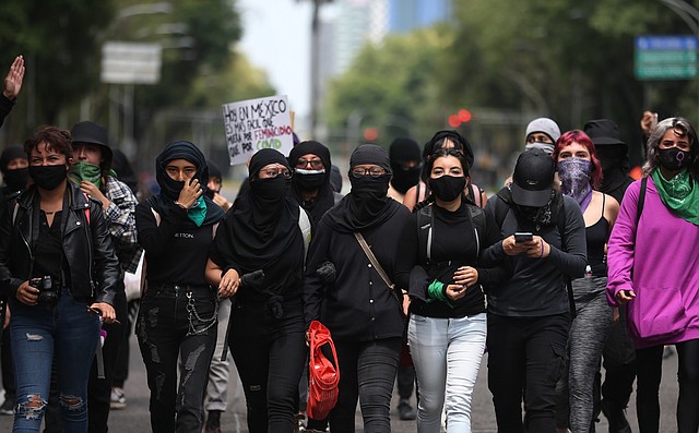 MANIFESTACIÓN. Mujeres y activistas protestaron el domingo 16 de agosto contra la violencia machista en Ciudad de México, en México. | Foto: Efe/Sáshenka Gutiérrez.