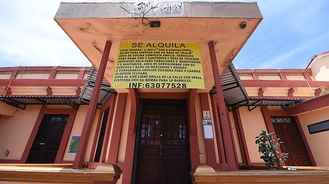 EL SALVADOR. Muchos de los locales tienen letreros de “se alquila” o “ se vende” en sus fachadas, restaurantes y bares en El Paseo El Carmen, por ejemplo, han quebrado por la falta de liquidez. | Foto EDH / Menly Cortez.
